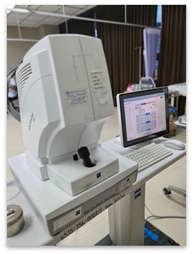 เครื่องวัดเลนส์แก้วตาเทียมแบบไม่สัมผัสกับดวงตา (IOL Master)